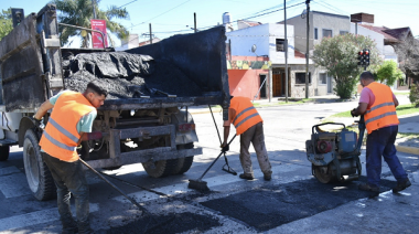 Cuadrillas municipales avanzan con el plan de bacheo en distintos barrios de La Plata