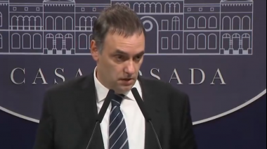 Adorni quedó mudo ante pregunta por supuesta compra millonaria de salmón rosado, asado y picadas en el ministerio de Petri