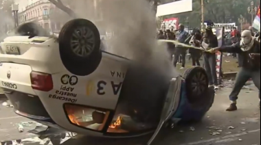 Incendiaron un móvil de Cadena 3 frente al Congreso