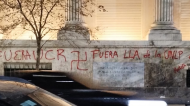 Vandalizaron fachada de la Facultad de Derecho de la UNLP, con mensaje de odio hacia la UCR y otros sectores