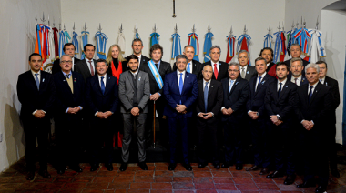 Javier Milei firmó el Acta de Mayo junto a los 18 gobernadores: “Los puntos de quiebre de la historia de una nación son momentos de conflicto”
