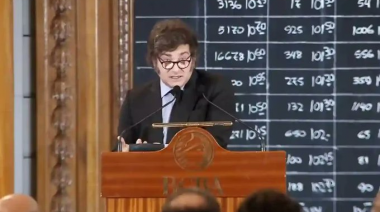 Milei llamó “golpista” a un banco, apoyó nuevamente la gestión de Caputo y volvió a hablar del cepo: ¿Qué interpretación hizo el ministro de Economía?