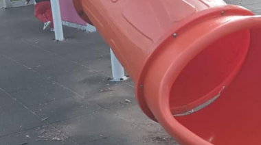 Los juegos para niños y niñas frente de Plaza Moreno están rotos, y concejales del Pro piden su “inmediato arreglo”