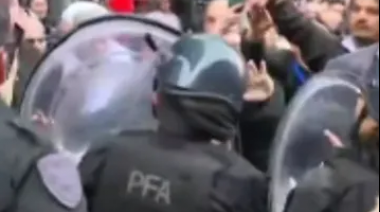 La Policía reprimió a jubilados que se movilizaban en el Congreso