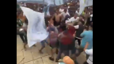 Serios disturbios en un acto peronista son atendidos por Adorni con una chicana: “parecen reordenarse”