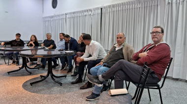 Vecinos de Los Hornos recibieron a concejales opositores, convocados  por la inseguridad de la zona