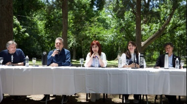 El PJ intentó dar una muestra de unidad, con Cristina, Kicillof y Massa, pero Gray los llamó "Unidos por el cargo"