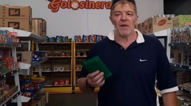 En La Plata, un profesional cumplió 80 años, pidió dinero de regalo y lo donó a una colecta navideña