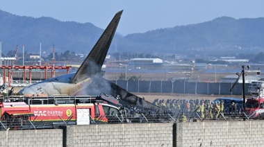Autoridades creen que las 181 personas a bordo del avión accidentado en República de Corea murieron, excepto dos rescatados