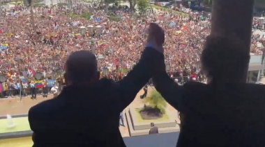 Una multitud: Javier Milei recibió a Edmundo González Urrutia y saludaron desde el balcón de la Casa Rosada