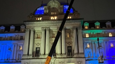 El Gobierno quitó de la fachada del Palacio Libertad el nombre de Néstor Kirchner