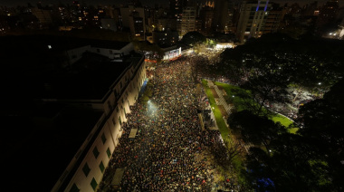La Plata celebró la reinauguración de Plaza Rocha con el recital de Santiago Motorizado
