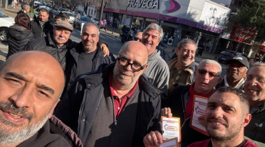 Clima electoral en La Plata: mesas en toda la ciudad apoyando la consulta popular por la autonomía