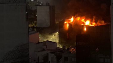 Incendio en un depósito de La Plata: se derrumbó el techo y por las explosiones cayeron heladeras a la calle