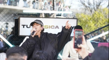 Un show sorpresa de Valentino Merlo transformó el subte en un escenario