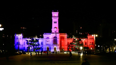 El Palacio Municipal se iluminó en homenaje a Favaloro a 25 años de su fallecimiento