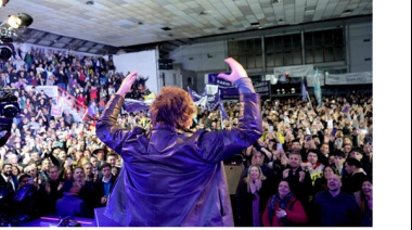 Bailar pegados y con la música de una campaña sucia