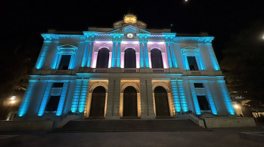 La Casa Matriz del Banco Provincia luce iluminada y realza el centro histórico de La Plata