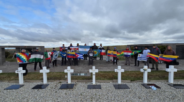 Excombatientes del CECIM La Plata visitaron el Cementerio de Darwin y exigieron completar el proceso de identificación