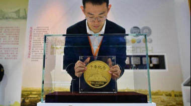 Oro logra máximo histórico al superar los 4.000 dólares por onza