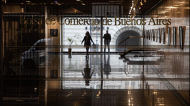 Aumentan activos y baja dólar en Argentina durante primera jornada financiera tras elecciones legislativas