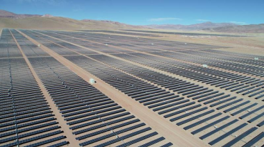 Tecnología fotovoltaica combate desertificación y genera beneficios ecológicos y económicos en regiones áridas del oeste de China