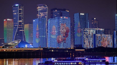 Modelo de IA de código abierto de China lanza "chatbot" para consumidores a fin de conquistar mercado masivo