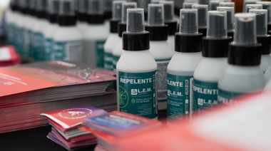 Operativo en Plaza España: entregan repelentes y consejos contra el dengue