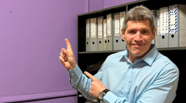 El libertario Castello se burló de Mayra Mendoza y quedó en ridículo por el color violeta