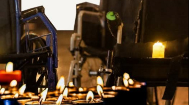 Abrazo colectivo y velas encendidas: la comunidad reclama partidas para pediatría y discapacidad