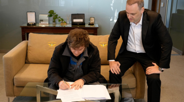 A su regreso anticipado de Noruega, Milei firmó el proyecto de reforma laboral