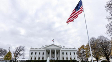 Trump firma orden para crear marco regulatorio nacional para IA, lo que limita poder de los estados