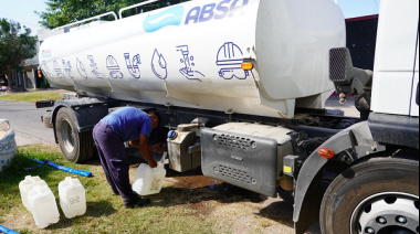 En plena ola de calor, La Plata y ABSA distribuyen 40 mil litros de agua en barrios afectados