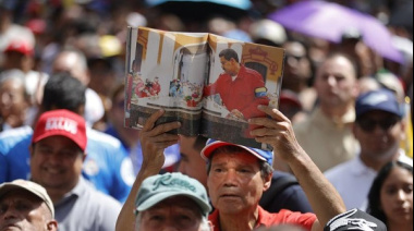 Venezolanos se mantienen en las calles de Caracas para exigir regreso de Nicolás Maduro y su esposa
