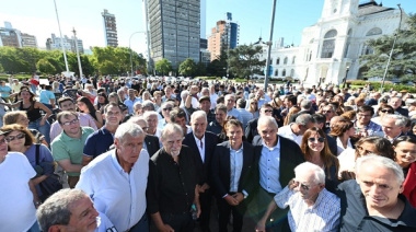 Con un acto institucional en Plaza Moreno, La Plata homenajeó a Raúl Alfonsín a 99 años de su nacimiento