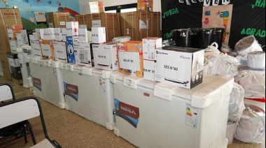 Alak encabezó la entrega de electrodomésticos y equipamiento para 15 escuelas platenses