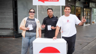 La UCR platense desafió el mal tiempo y salió a la calle con una "afiliación masiva"