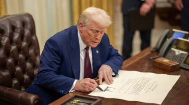 Trump afirma que está manteniendo conversaciones con Irán y amenaza con imponer aranceles del 50 % a países que suministren armas a Teherán