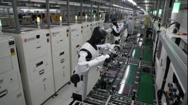 Enfoque China: Robots humanoides ejecutan tareas de precisión en líneas de ensamblaje