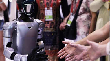 Robot humanoide de Unitree bate récord mundial humano de 1.500 metros en clasificación del medio maratón de robots de Beijing