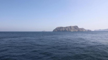 Petrolero es impactado por proyectiles desconocidos frente a la costa de EAU, cerca del estrecho de Ormuz