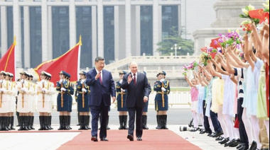 Xi y Putin conversan en Beijing mientras toman té