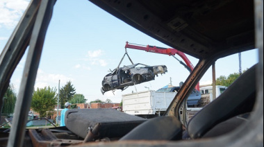 Operativo chatarra en La Plata: el Municipio ya retiró 260 autos abandonados en la vía pública en lo que va del año