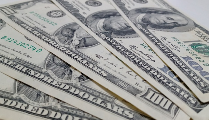 Caen los bonos y sube el riesgo país tras nueva restricción al dólar