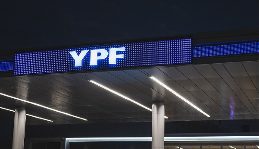El CEO de YPF intenta llevar tranquilidad, pero el precio de los combustibles podría aumentar 5%