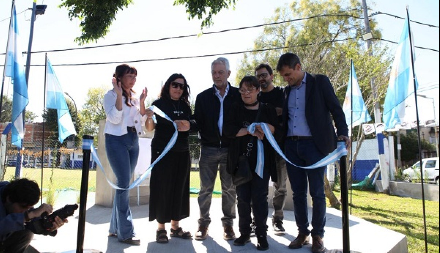 Alak encabezó la inauguración de la plazoleta Víctor Basterra en Tolosa