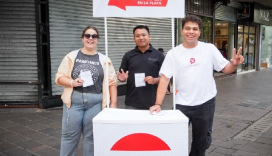 La UCR platense desafió el mal tiempo y salió a la calle con una "afiliación masiva"