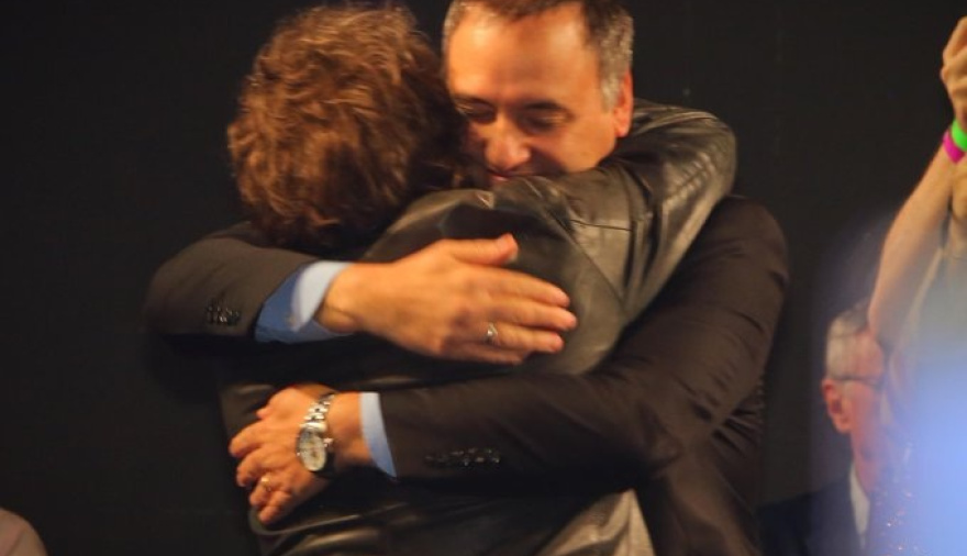 Adorni suma problemas, ahora con un viaje de diez mil dólares, mientras la imagen de Milei se desploma