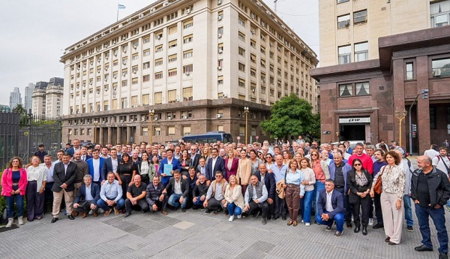 Intendentes fueron a Economía con un pedido concreto: “Milei, bajá la nafta y hace las obras”