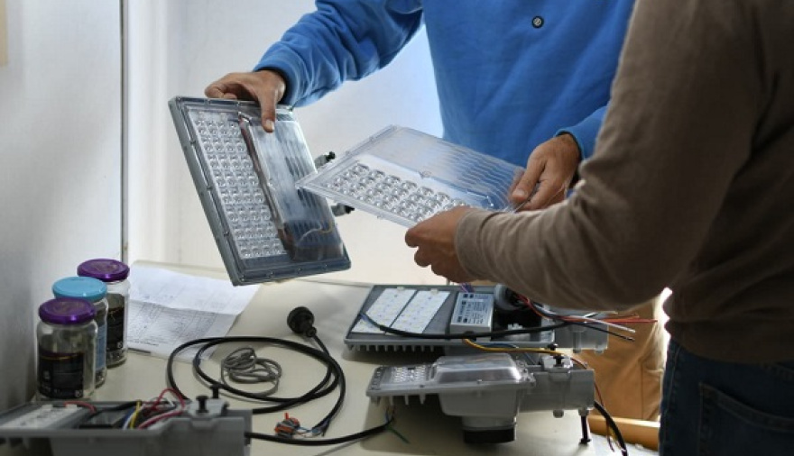 Magdalena fabrica luminarias LED y reduce un 40% los costos municipales